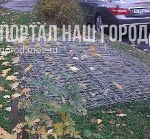 На Щукинской улице убрали металлическую сетку у детской площадки 
